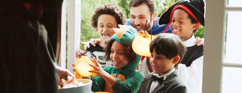 A family trick-or-treating.